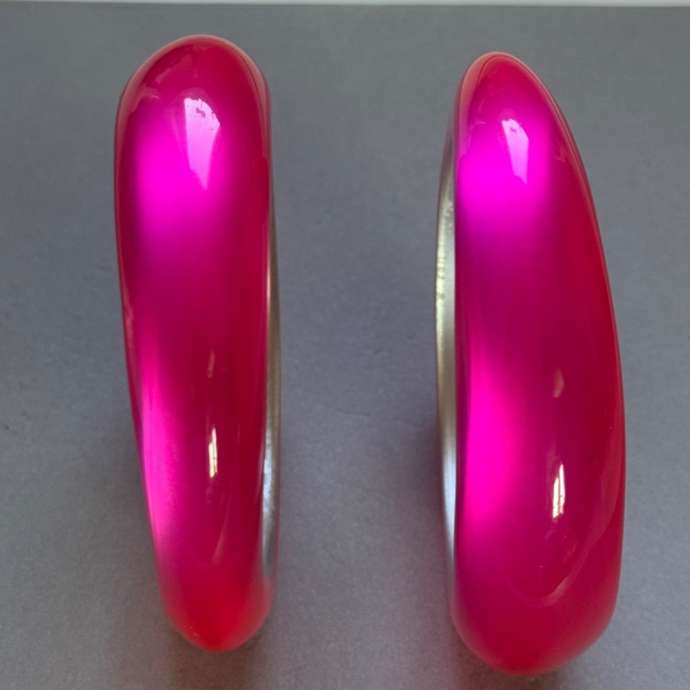 Pair of VINTAGE Iridescent Hot Pink Lucite Bangle Bracelets Round (7-1/2") - Picture 2 of 5